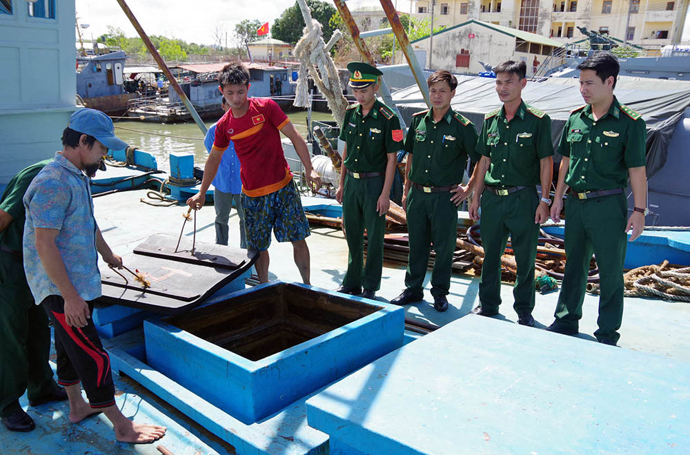 Bắt giữ tàu vận chuyển hơn 100.000 lít dầu DO không rõ nguồn gốc