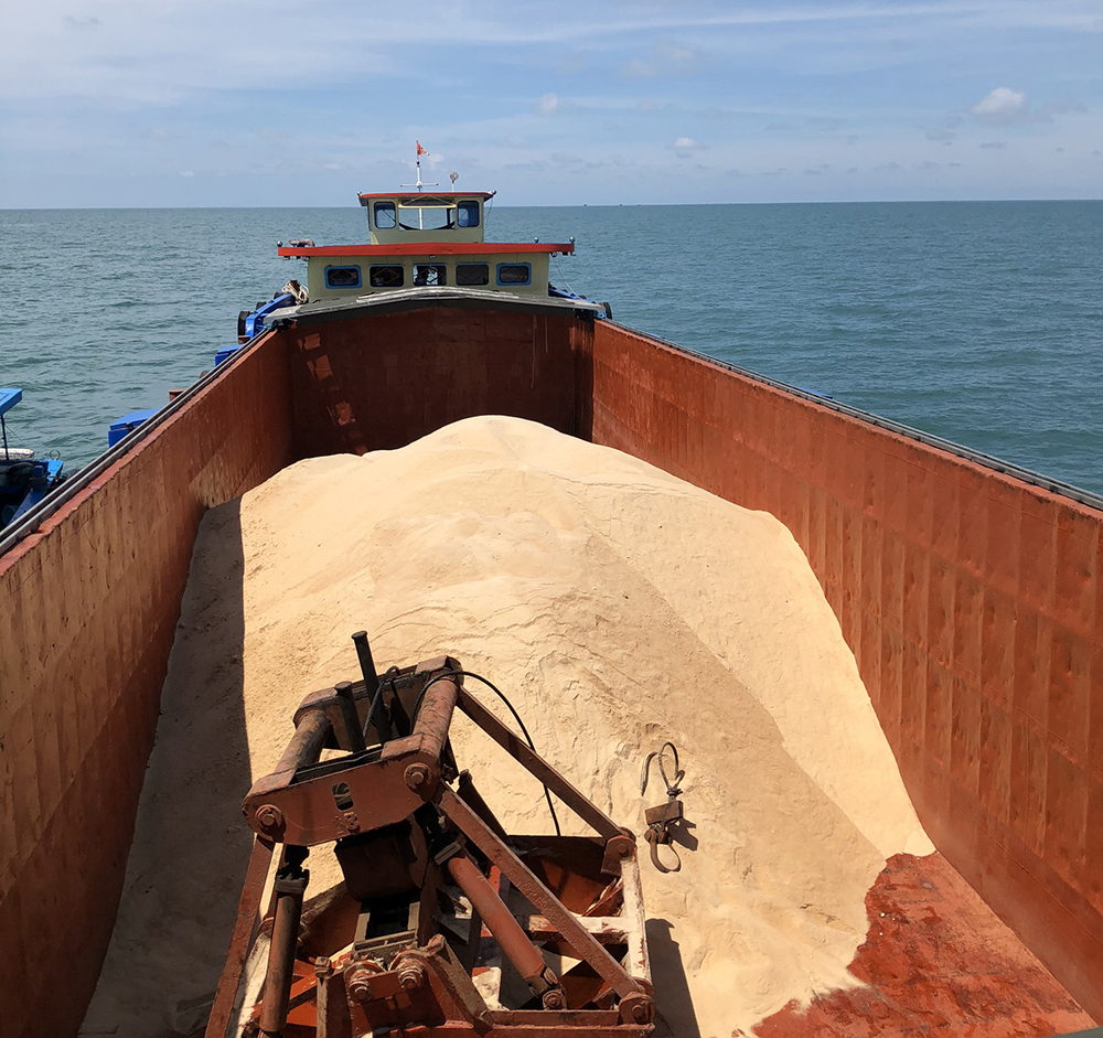Bắt giữ tàu vận chuyển 50 tấn đường không có giấy tờ chứng minh nguồn gốc