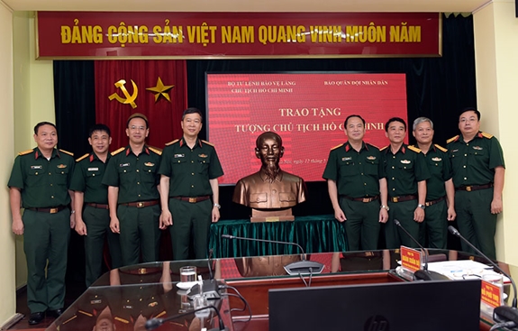 Bộ tư lệnh Bảo vệ Lăng Chủ tịch Hồ Chí Minh trao tặng Báo Quân đội nhân dân tượng Bác Hồ

