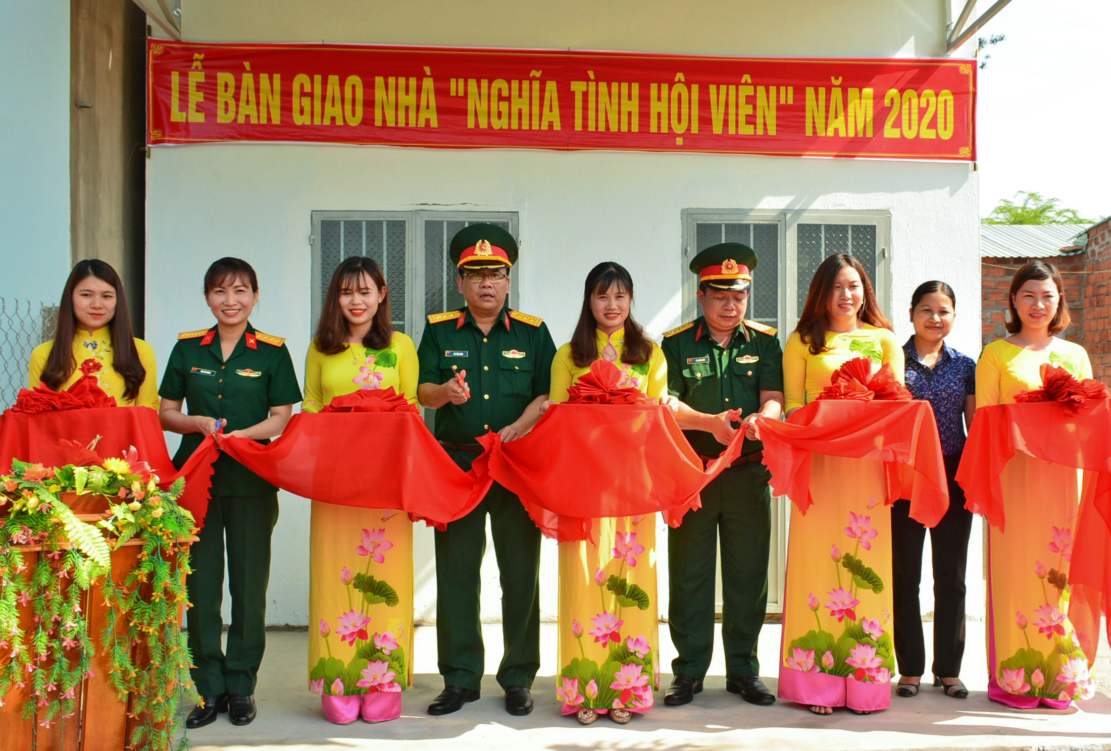 Công ty 732 giúp đỡ công nhân, đồng bào dân tộc thiểu số nghèo