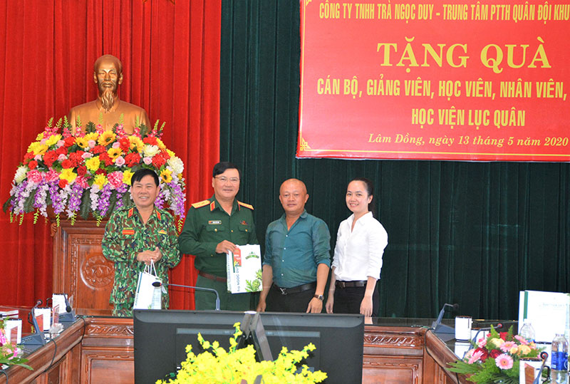 Tặng quà hỗ trợ phòng, chống dịch Covid-19

