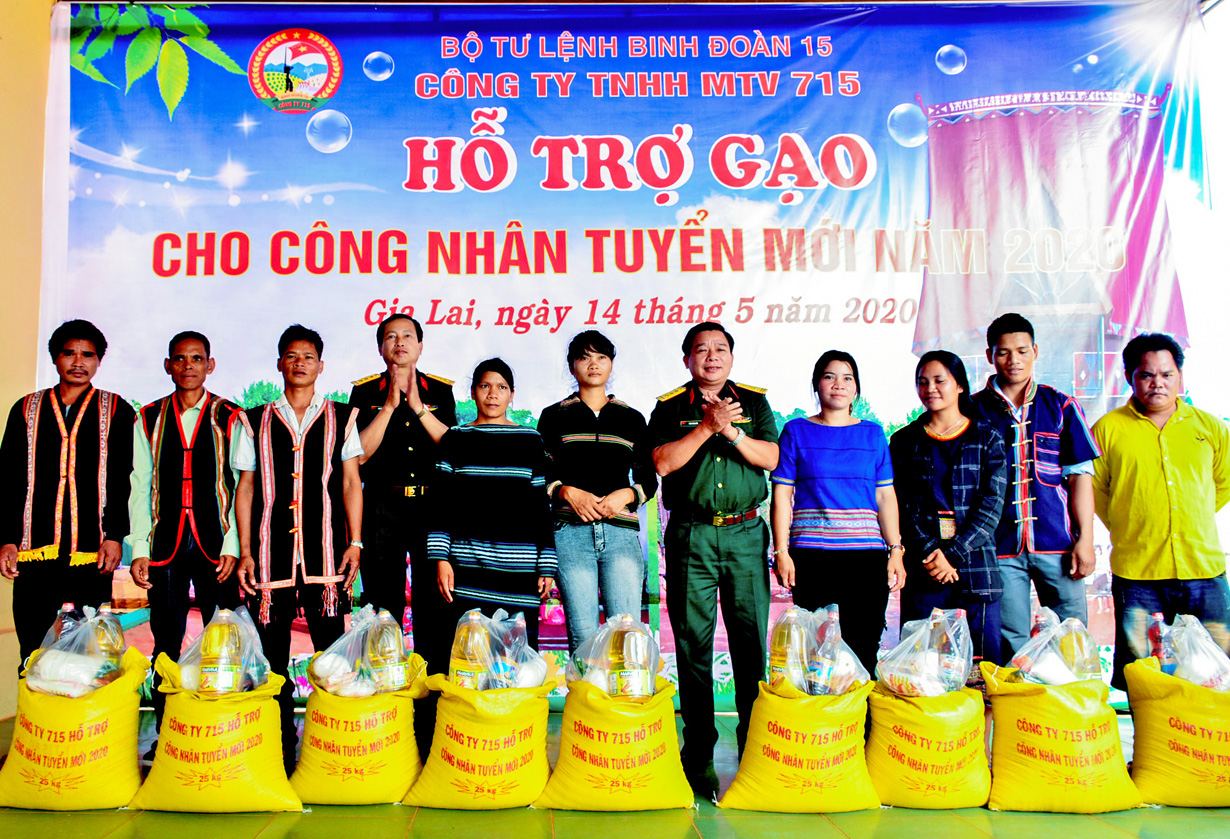 Công ty 715 trao hơn 230 suất quà tặng công nhân

