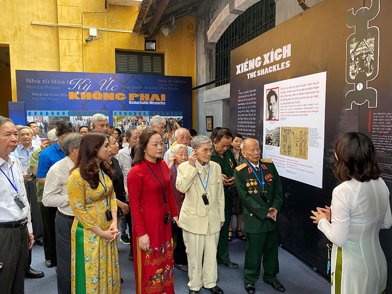 Trưng bày hình ảnh, hiện vật của các chiến sĩ cách mạng bị địch bắt, tù đày