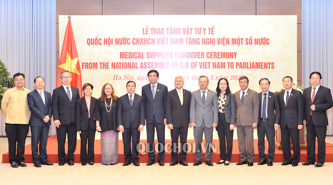 Quốc hội Việt Nam trao vật tư y tế tặng một số nghị viện