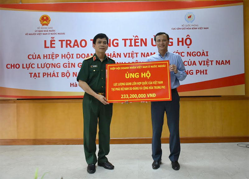 Hiệp hội Doanh nhân Việt Nam ở nước ngoài trao tặng lực lượng mũ nồi xanh Việt Nam 10.000 USD

