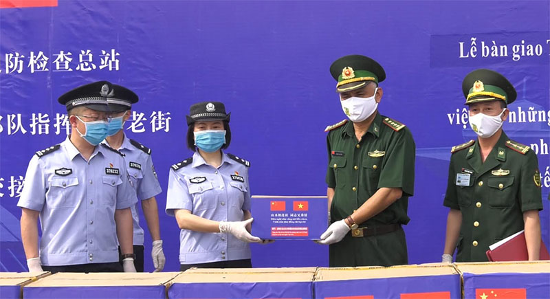 Trung Quốc trao tặng thiết bị vật tư y tế phòng dịch Covid-19

