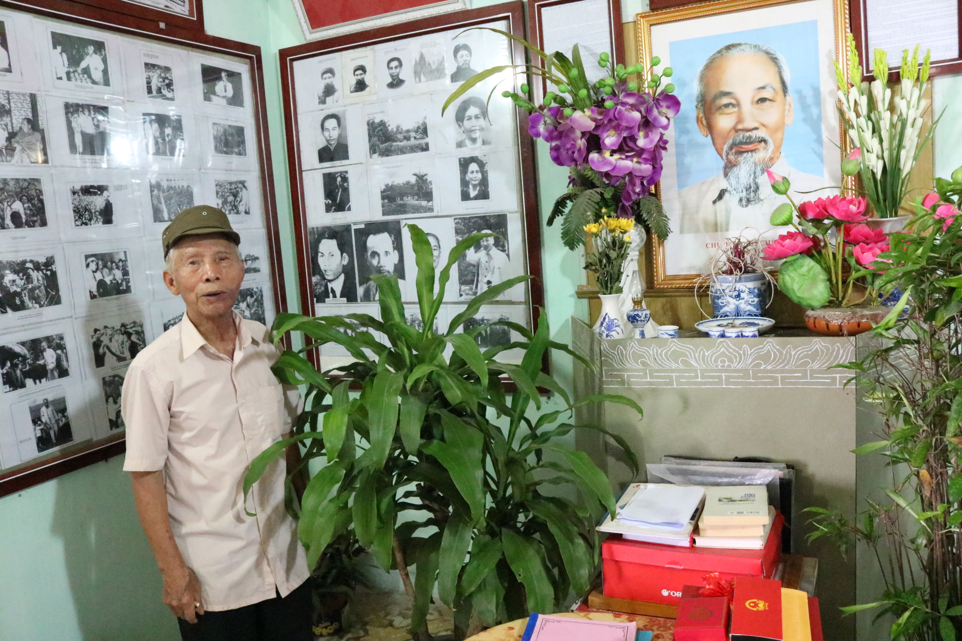 Lão nông kể chuyện Bác Hồ qua hình ảnh