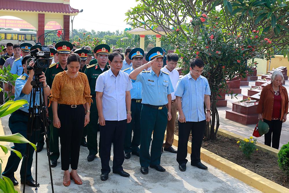 Quân chủng Phòng không - Không quân làm công tác dân vận tại huyện Mỹ Đức

