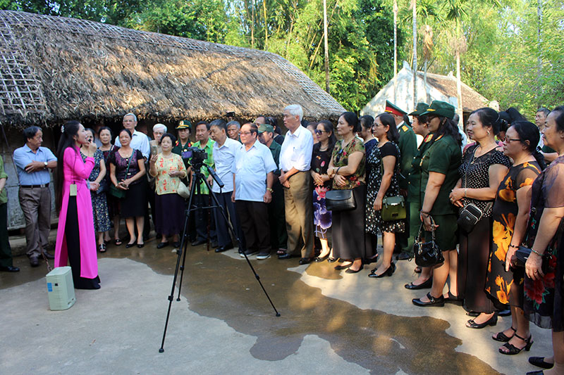 Những người tái hiện tuổi thơ Bác Hồ ở Kim Liên

