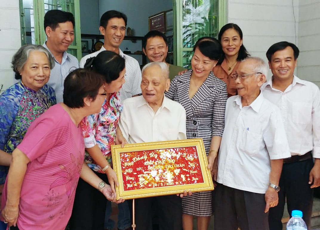 Sống đến ngày nay là nhờ có Đảng, Bác Hồ


