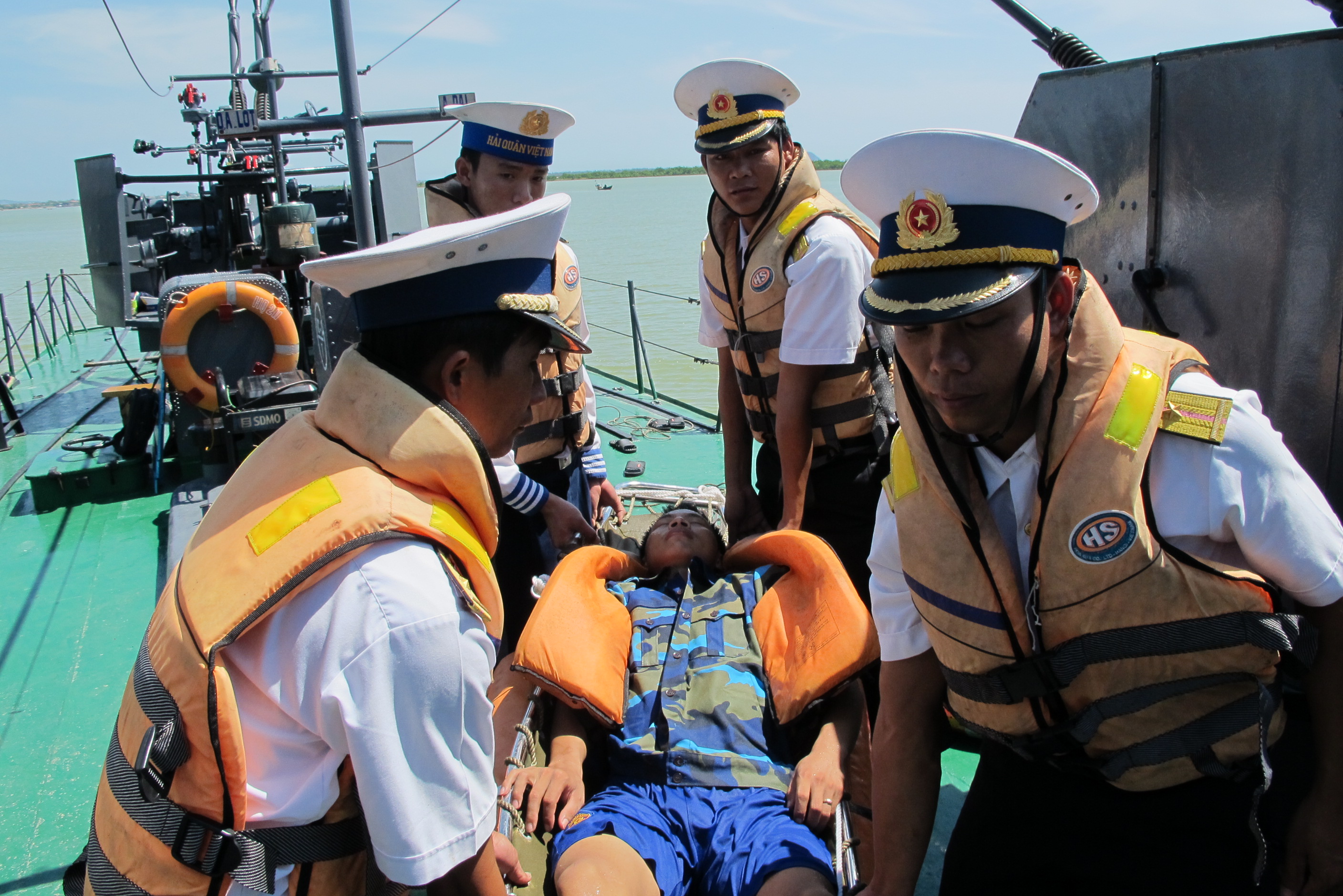 Bộ đội hải quân hết mình giúp đỡ ngư dân

