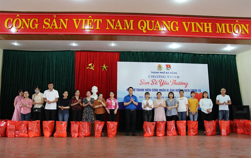 300 suất quà hỗ trợ công nhân có hoàn cảnh khó khăn

