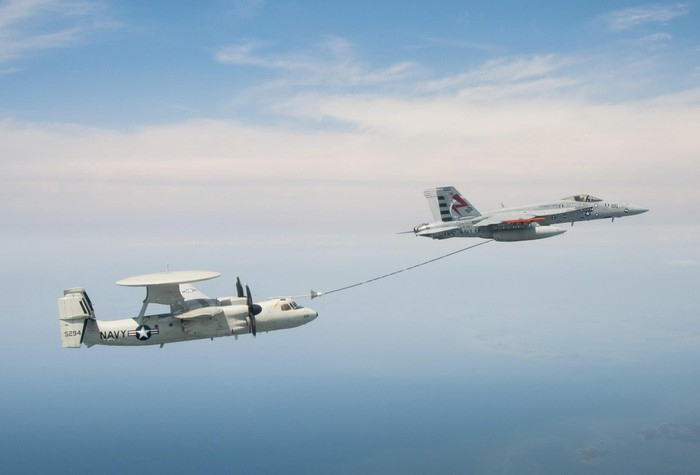 Máy bay cảnh báo sớm của Mỹ có thể nhận nhiên liệu trên không