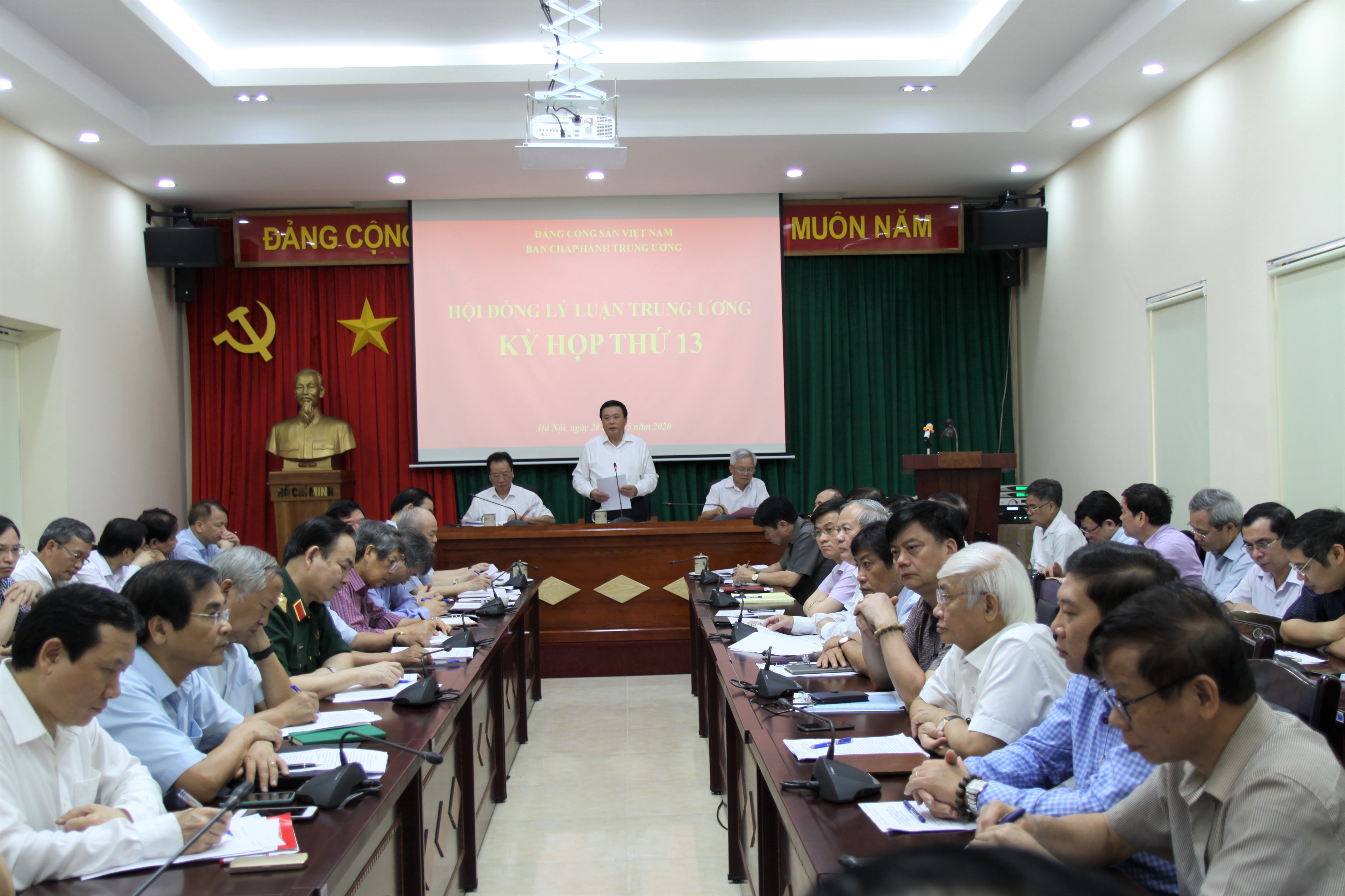 Kỳ họp thứ 13 của Hội đồng Lý luận Trung ương

