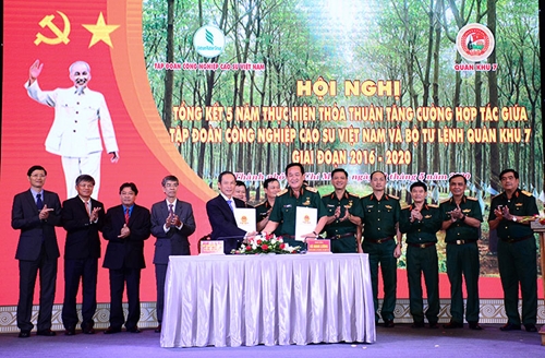 Tăng cường hợp tác giữa Quân khu 7 và Tập đoàn Công nghiệp Cao su Việt Nam