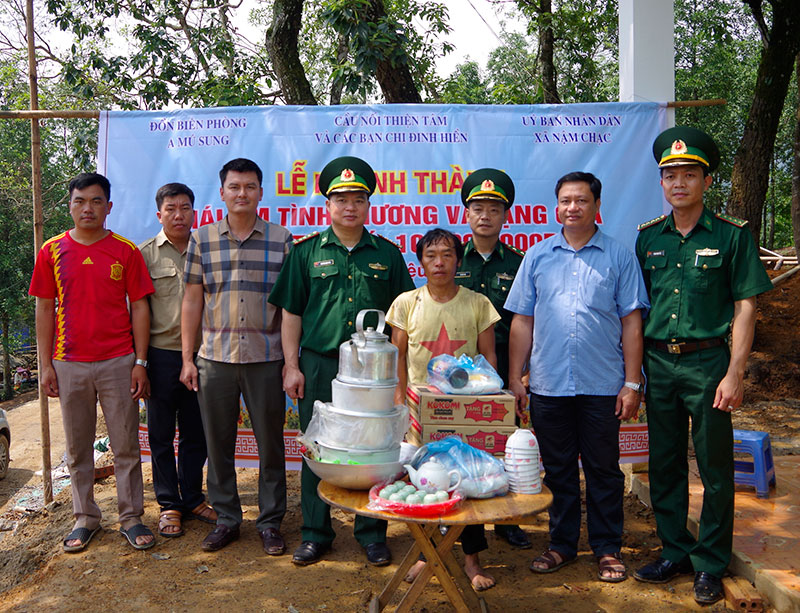 Đồn Biên phòng A Mú Sung bàn giao 2 ngôi nhà cho hộ nghèo nơi biên giới