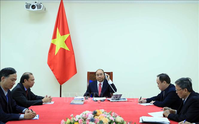 Thủ tướng Nguyễn Xuân Phúc điện đàm với Thủ tướng Singapore 

