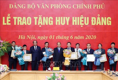 Thủ tướng dự lễ trao Huy hiệu Đảng của Đảng bộ Văn phòng Chính phủ