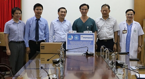 Hội Thầy thuốc trẻ Việt Nam trao trang thiết bị y tế tặng Bệnh viện Bạch Mai