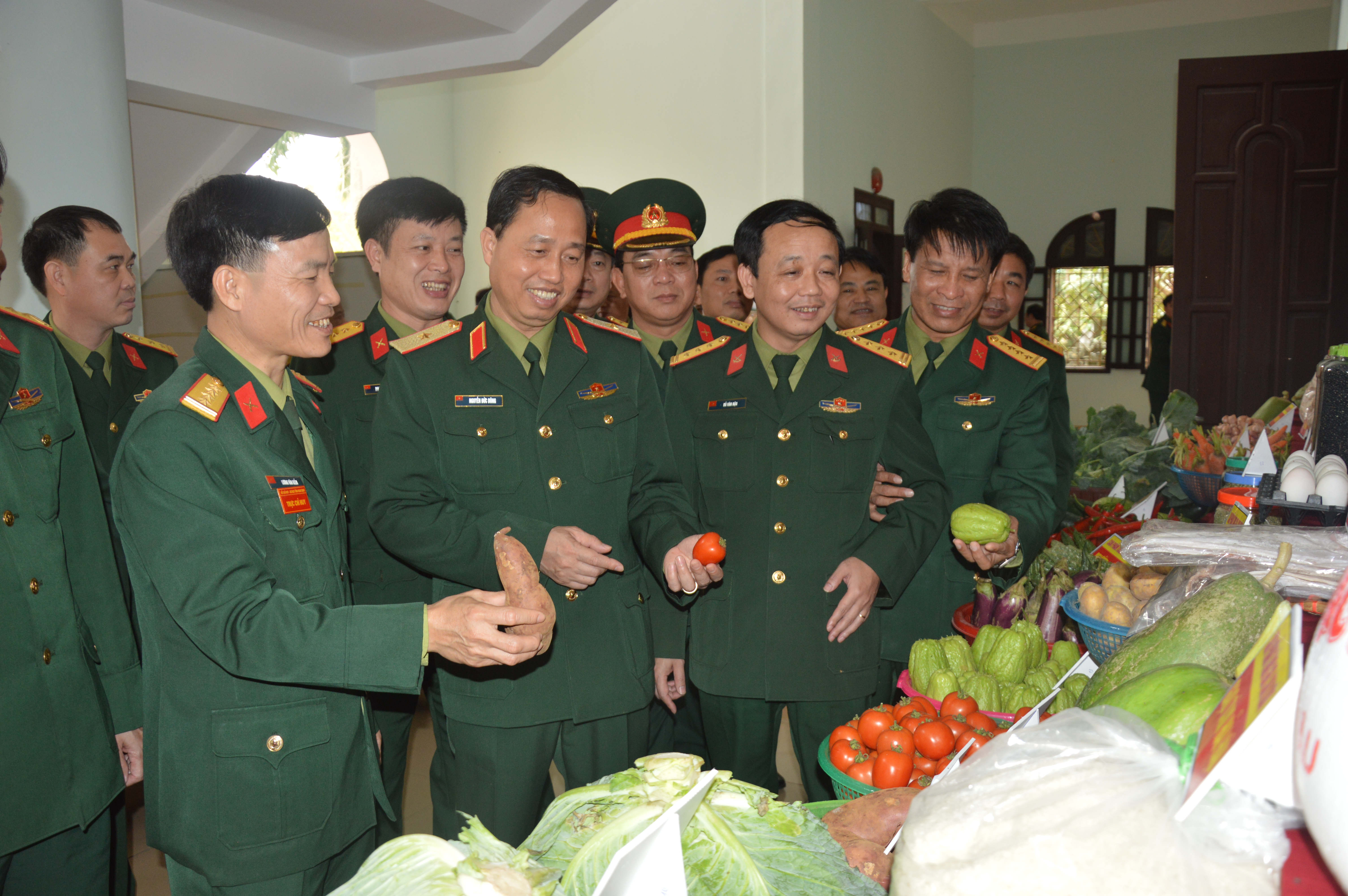 Hướng vào nhiệm vụ chính trị, tập trung dứt điểm khâu yếu, mặt yếu

