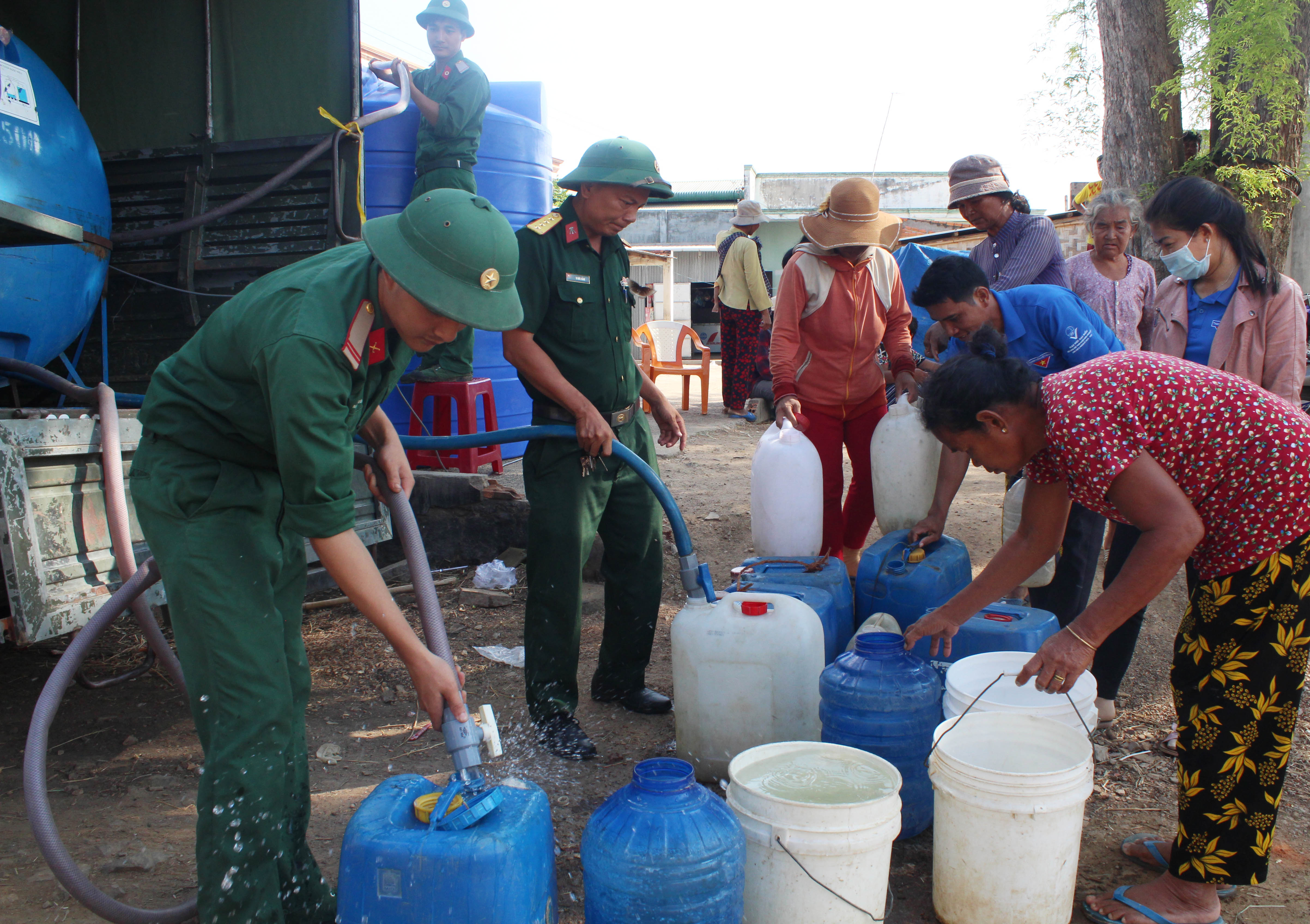 Bộ CHQS tỉnh Bình Thuận cấp nước miễn phí cho người dân vùng bị hạn