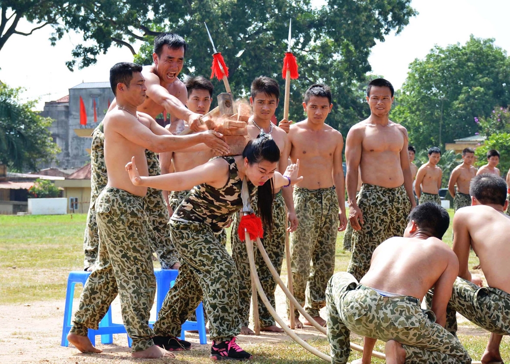 Các chiến đấu viên vận công đẩy cong ngọn thương nhọn cắm vào yết hầu