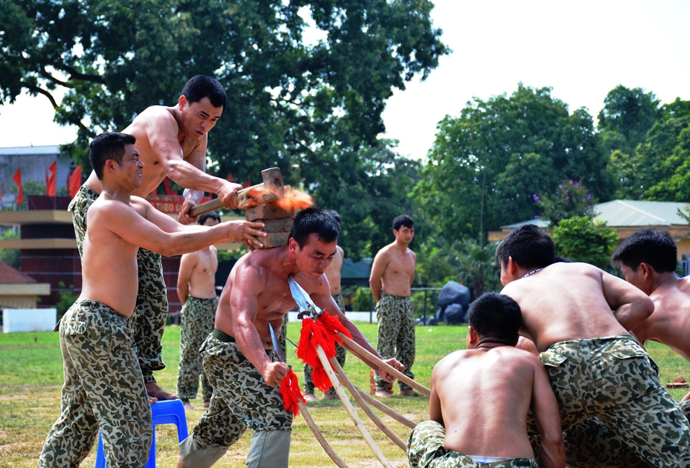 Gồng mình đỡ gạch đập, vận công đẩy cong ngọn thương nhọn cắm thẳng vào yết hầu là màn biểu diễn nguy hiểm đòi hỏi các chiến đấu viên phải trải qua quá trình huấn luyện gian khổ, khắc nghiệt.