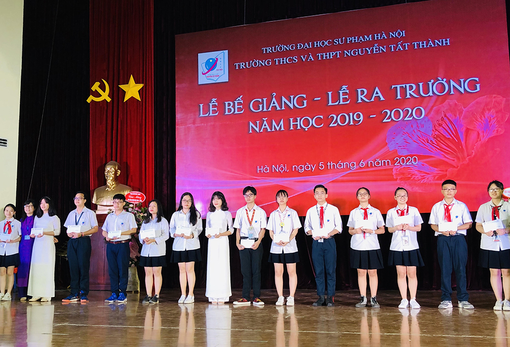 Lễ bế giảng ngập tràn “Vitamin hạnh phúc” ở ngôi trường kết thúc năm học sớm nhất cả nước