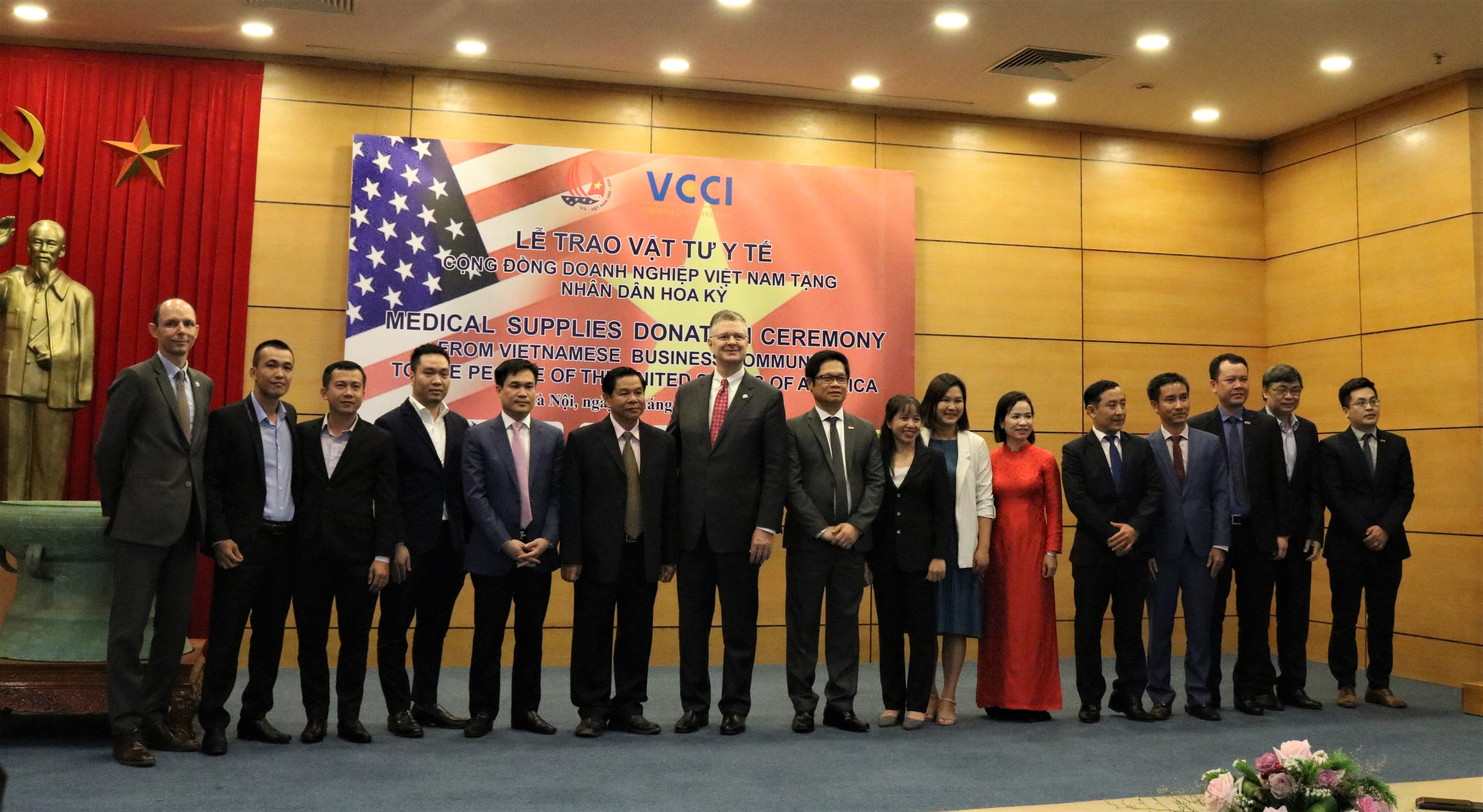 Trao vật tư y tế của các doanh nghiệp Việt Nam gửi tặng nhân dân Hoa Kỳ