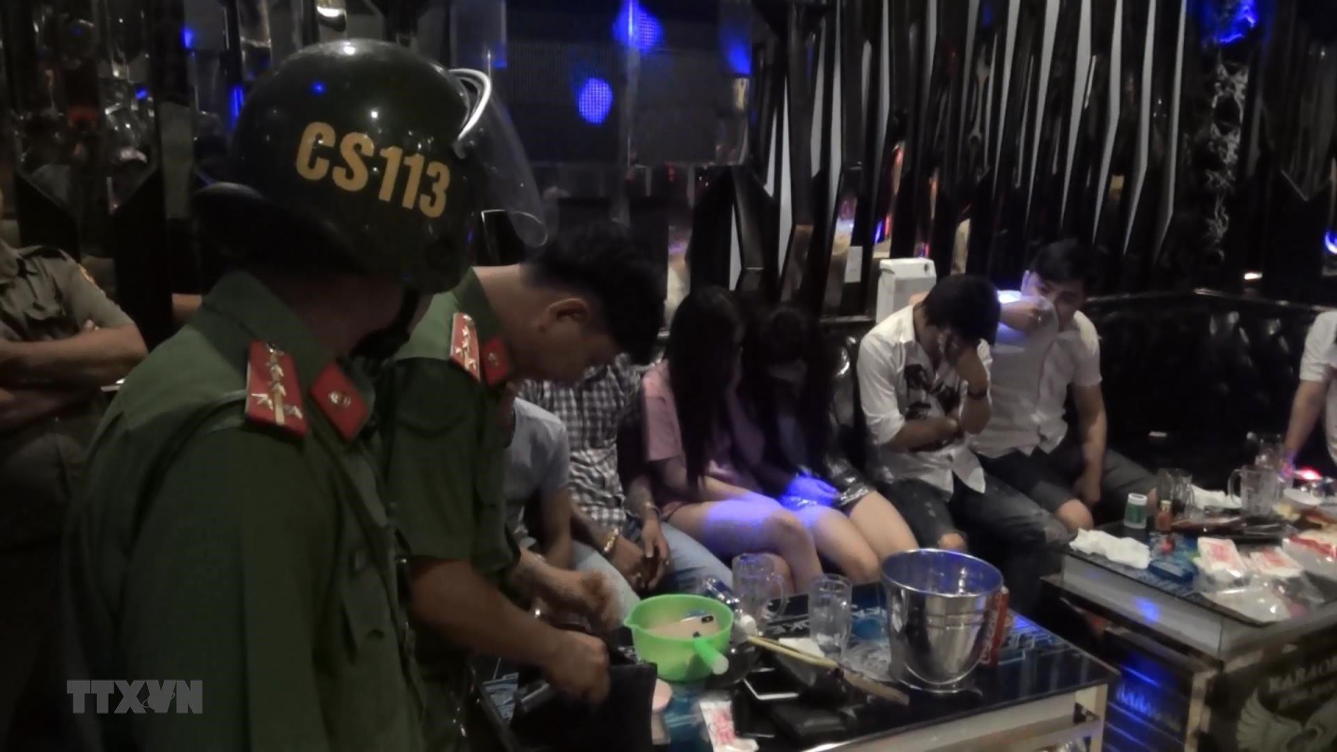 Thanh Hóa: Bắt quả tang 14 đối tượng sử dụng ma túy trong quán karaoke
