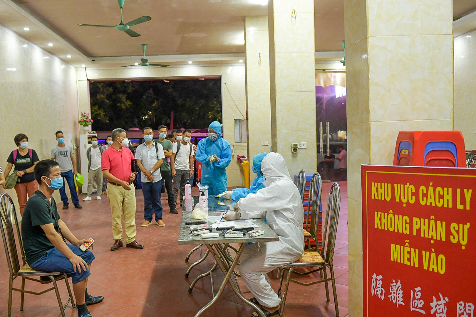 Các thương lái người Trung Quốc thực hiện kiểm tra y tế theo quy định.