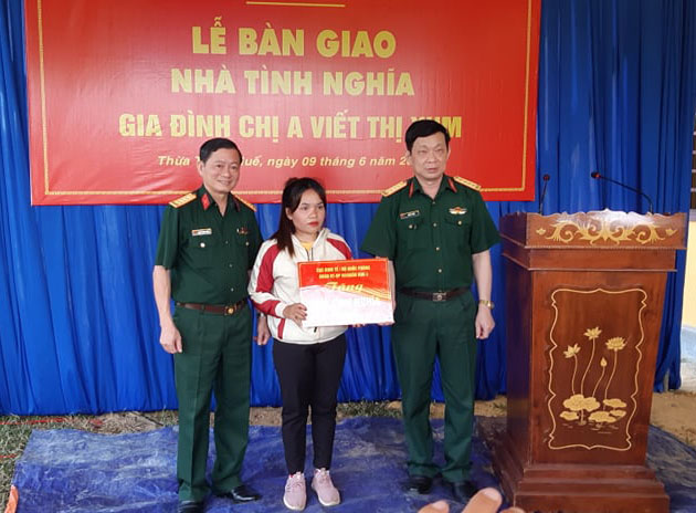 Bàn giao nhà tình nghĩa 