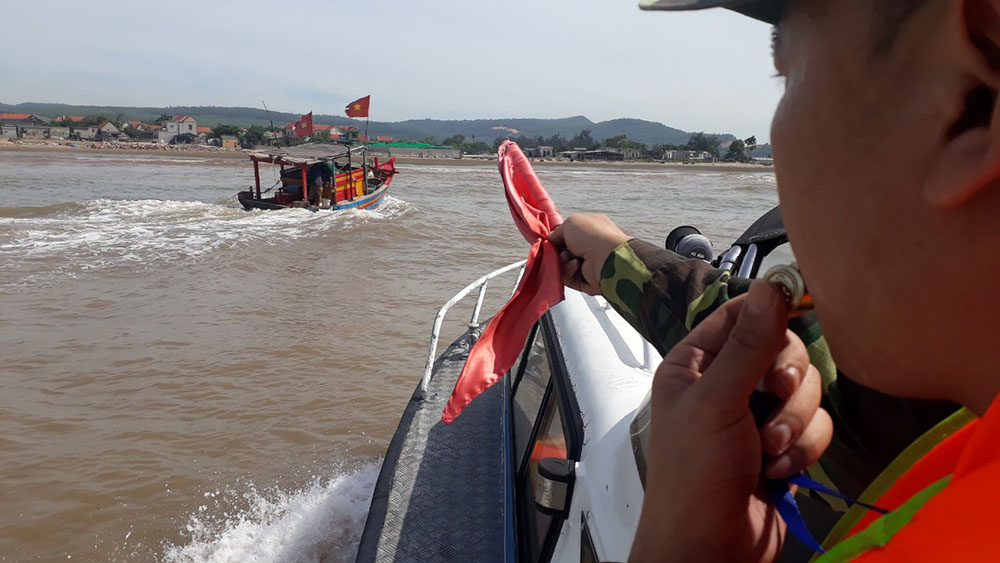 Bắt tàu cá dùng kích điện đánh bắt thủy sản, chống lại cơ quan chức năng