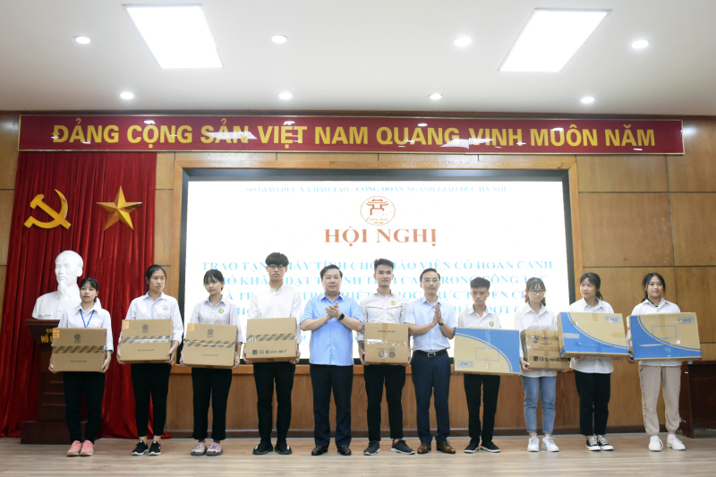Hà Nội trao thiết bị hỗ trợ dạy và học tặng giáo viên, học sinh có hoàn cảnh khó khăn