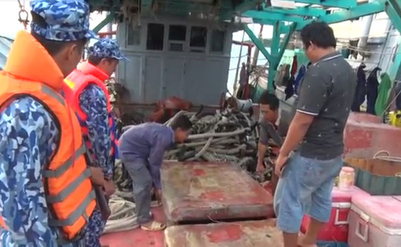 Vùng Cảnh sát biển 4 bắt giữ tàu mua bán, vận chuyển dầu DO trái phép