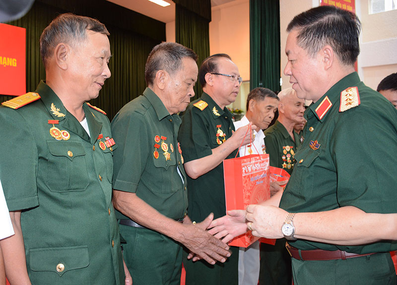 Bộ Quốc phòng gặp mặt đoàn đại biểu người có công với cách mạng tỉnh Nghệ An