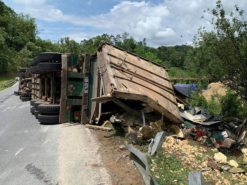Điện Biên: Lật xe container trên Quốc lộ 279 