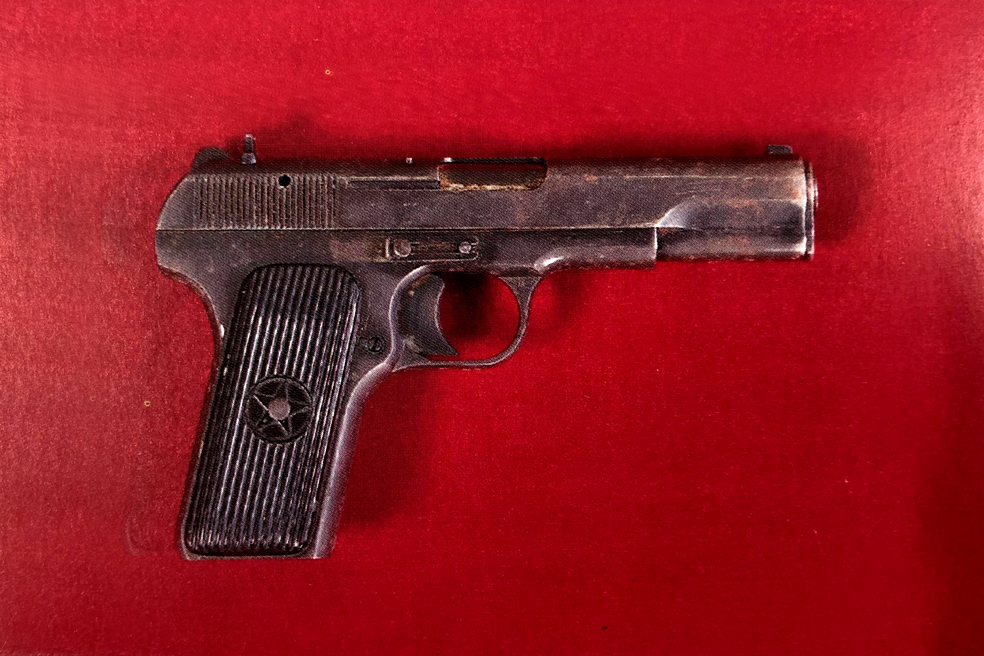 Khẩu súng ngắn của người anh hùng 