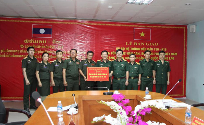 Tổng cục Hậu cần trao 5 bộ bếp dầu 150-K18 tặng Quân đội nhân dân Lào

