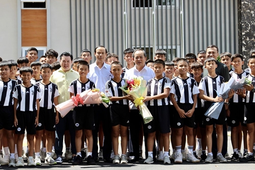 Lãnh đạo Liên đoàn bóng đá Việt Nam thăm Học viện Juventus Việt Nam
