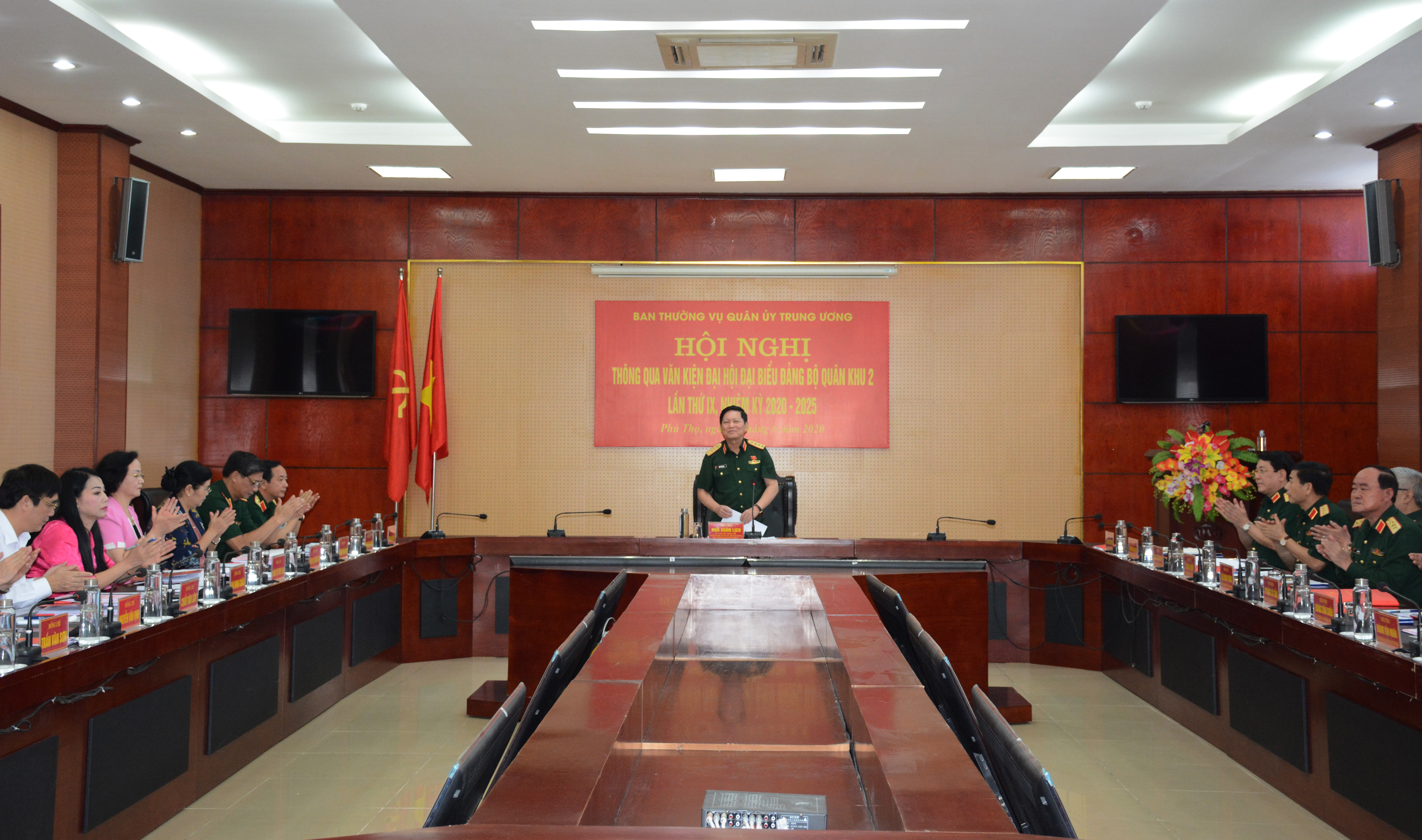 Thường vụ Quân ủy Trung ương:

Thông qua văn kiện Đại hội đại biểu Đảng bộ Quân khu 2 và làm việc với lãnh đạo 9 tỉnh trên địa bàn 
