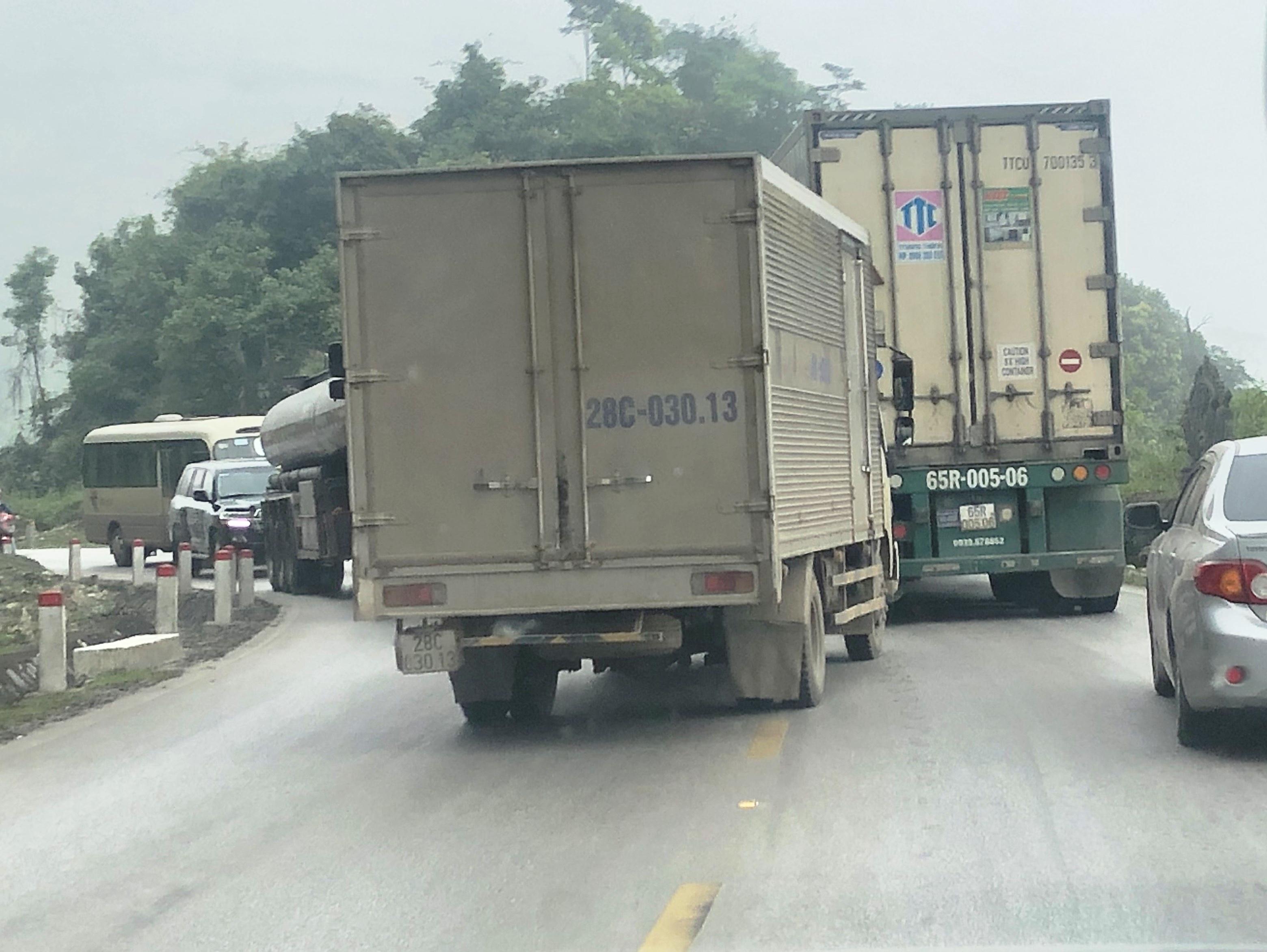 Nguy hiểm khi vượt ẩu trên cung đường đồi núi