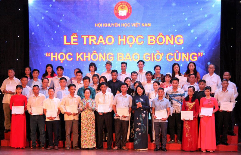 Trao học bổng “Học không bao giờ cùng” lần thứ nhất


