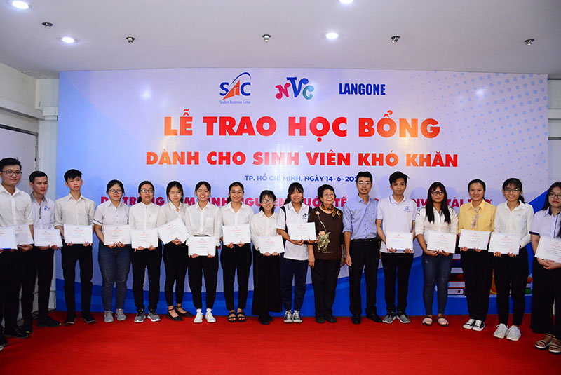 Trao tặng học bổng cho học sinh, sinh viên sau dịch Covid-19