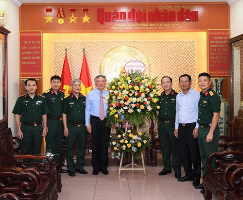 Đồng chí Nguyễn Hòa Bình thăm và chúc mừng Báo Quân đội nhân dân