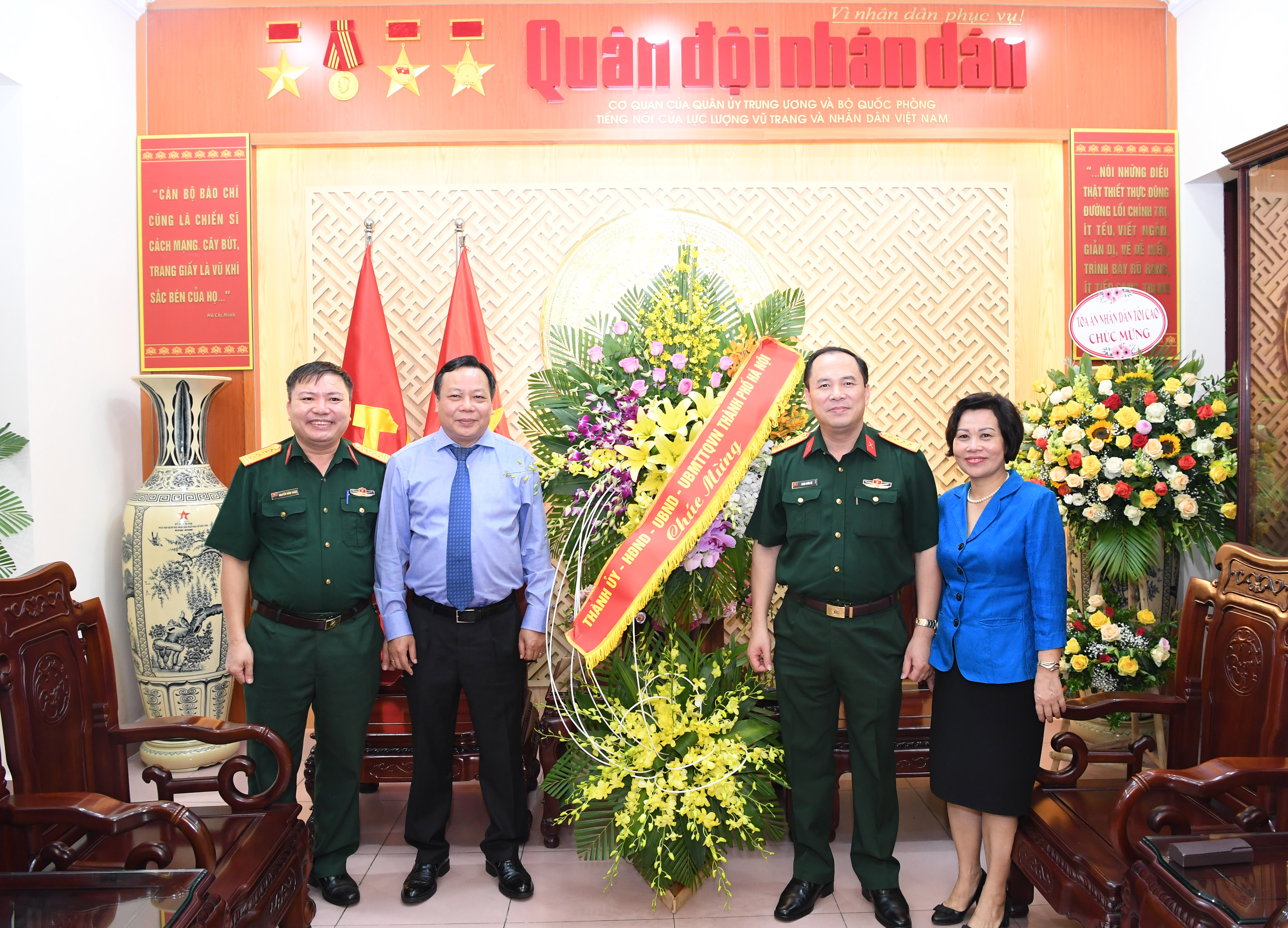 Các đồng chí lãnh đạo Đảng, Nhà nước, cơ quan, đơn vị trong và ngoài quân đội thăm và chúc mừng Báo Quân đội nhân dân