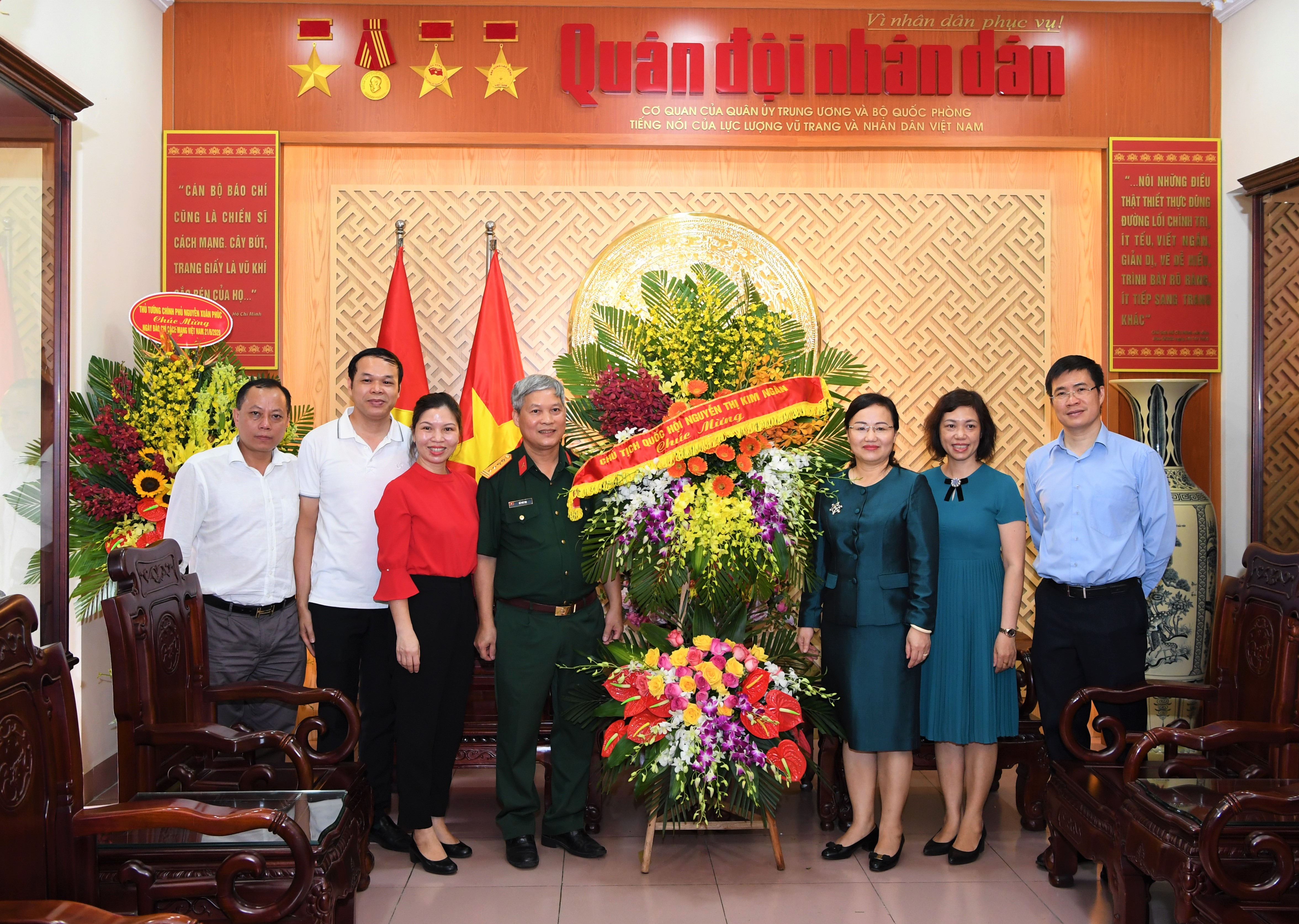 Các cơ quan, đơn vị trong và ngoài quân đội thăm, chúc mừng Báo Quân đội nhân dân
