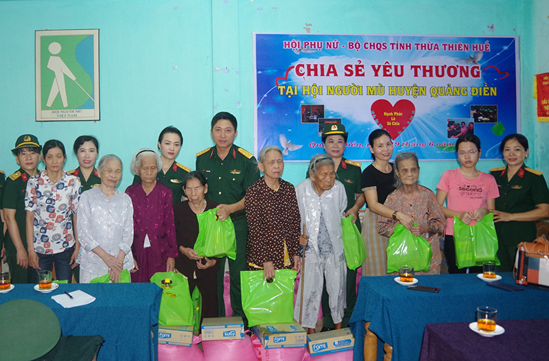  Tặng quà các gia đình có hoàn cảnh khó khăn