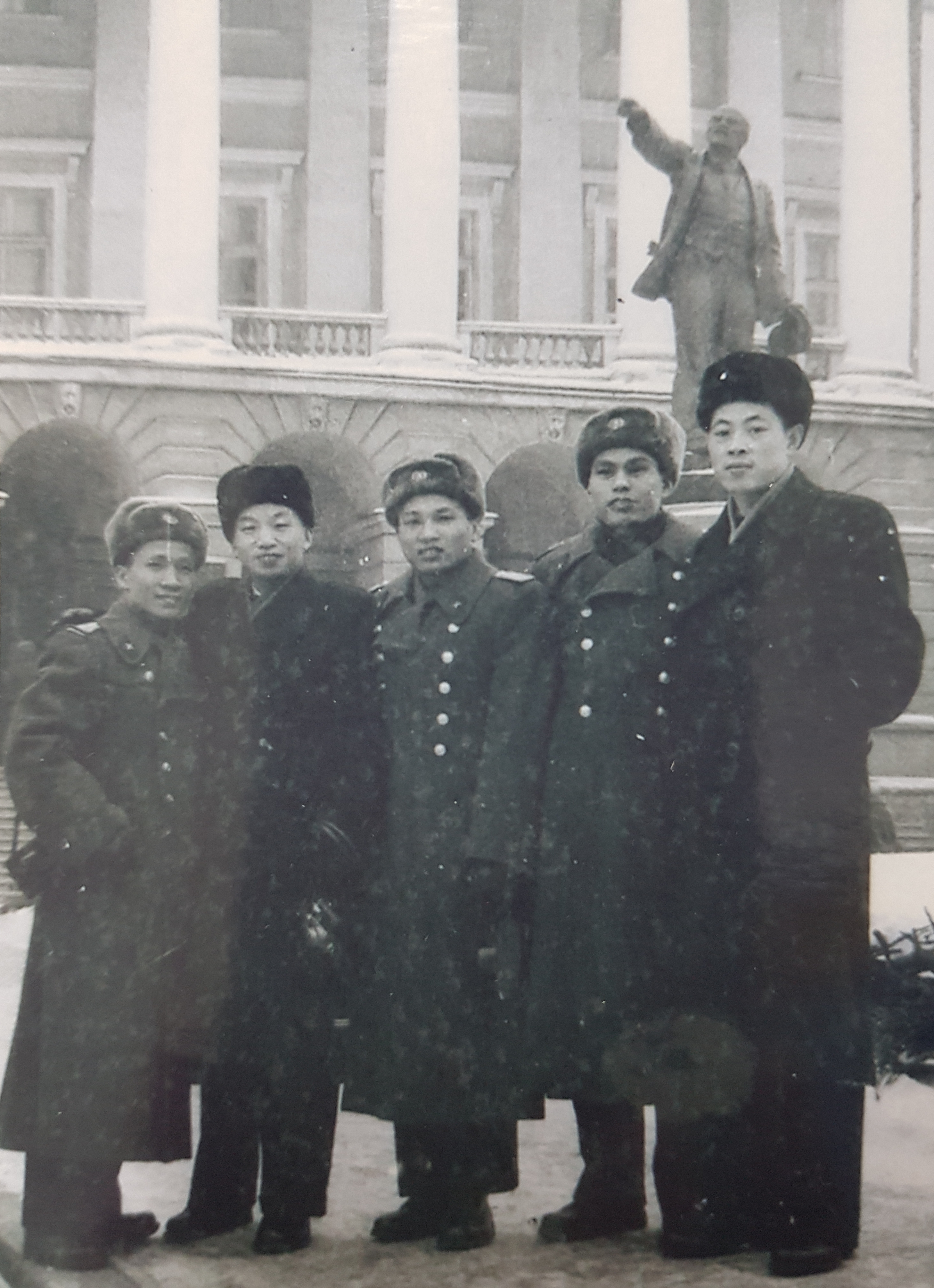  Nặng nghĩa với đất nước “lạ đời”

