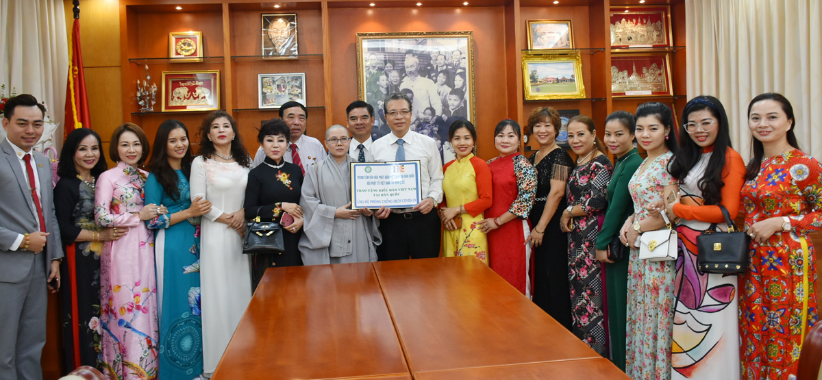 Tiếp nhận vật tư y tế hỗ trợ kiều bào Việt Nam tại Hàn Quốc phòng, chống dịch Covid-19

